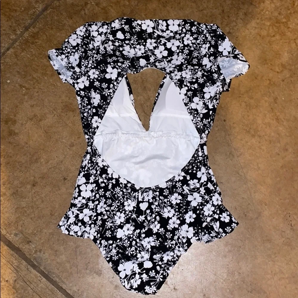 New Avec Les Filles floral short sleeved onepiece swimsuit medium